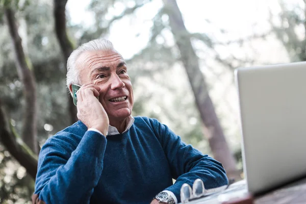 Man Arbetar Vintrar Dag — Stockfoto