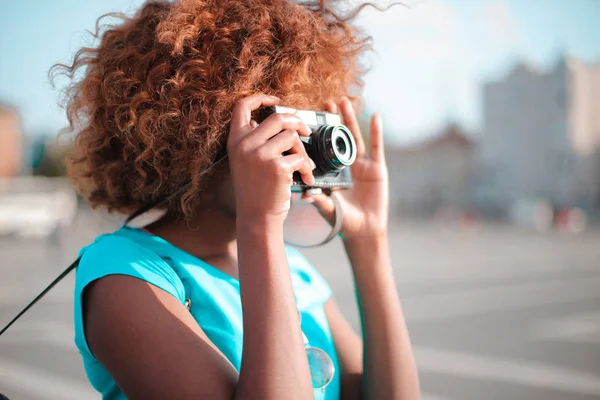 Bir adam kış günlerinde gazete okur.