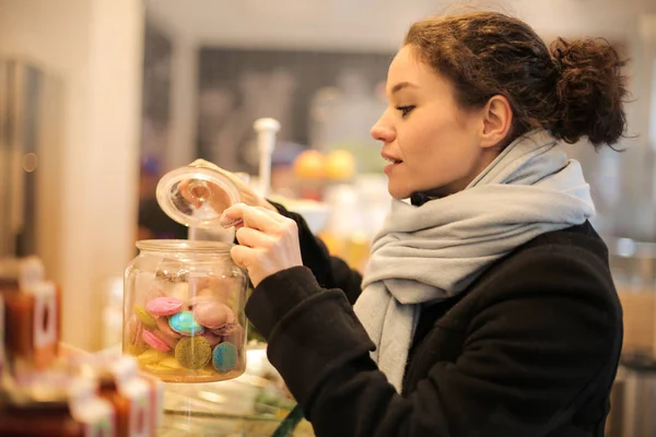 Meisje Neemt Snoep Een Winkel — Stockfoto