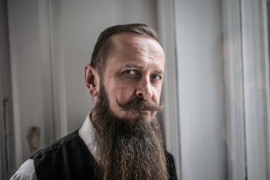 Pencerede Hipster adam