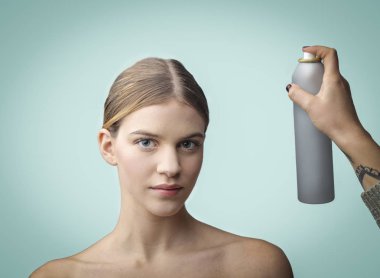 Duvarda sarışın kız