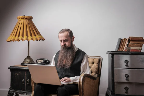 Hipster Man Arbeta Med Laptop — Stockfoto