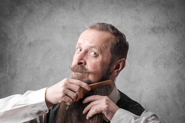 优雅的男人梳胡子 — 图库照片