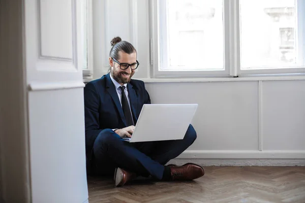 Empresario Mirando Pantalla Sosteniendo Portátil — Foto de Stock