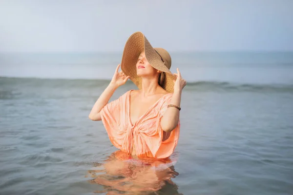 Mooie Vrouw Het Water — Stockfoto