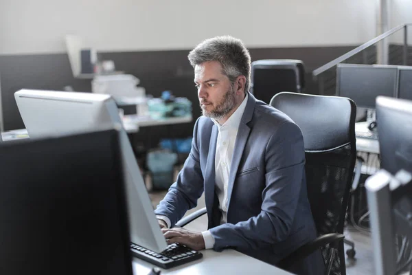 Homme Travaille Dans Bureau — Photo