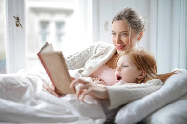 Bambina Sua Madre Guardando Libro Leggendo Una Coda Nel Letto — Foto Stock