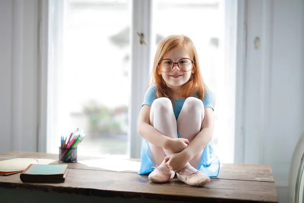 Petite Fille Tenue Ballerine Avec Des Lunettes Assises Sur Table — Photo