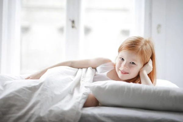 Kleines Mädchen Liegt Mit Decke Bedeckt Bett — Stockfoto