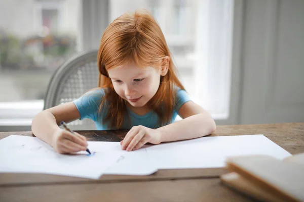 Jovem Menina Ruiva Desenho — Fotografia de Stock