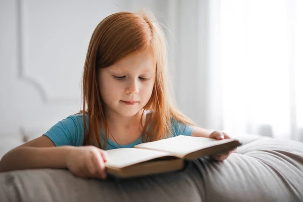 Jovem Menina Lendo Livro — Fotografia de Stock