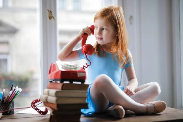 在电话里聊天的年轻小女孩 — 图库照片