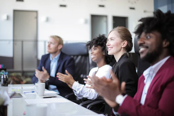 Affärskollegor Tittar Presentation Och Klappade Kontoret — Stockfoto