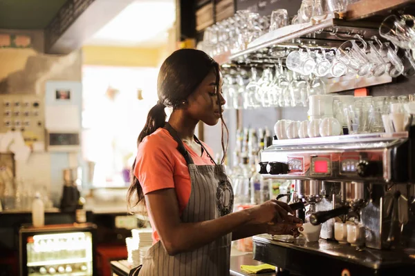 Mooie Jonge Zwarte Vrouw Maken Van Koffie Koffie Winkel — Stockfoto