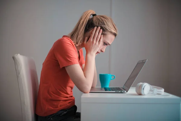 Unga Blonda Kvinnan Tittar Hennes Laptop Fokuserat Arbete — Stockfoto