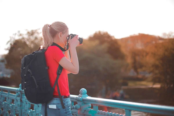 Mladá Blondýna Turistické Dívka Drží Její Camara Fotografoval Venkovní — Stock fotografie