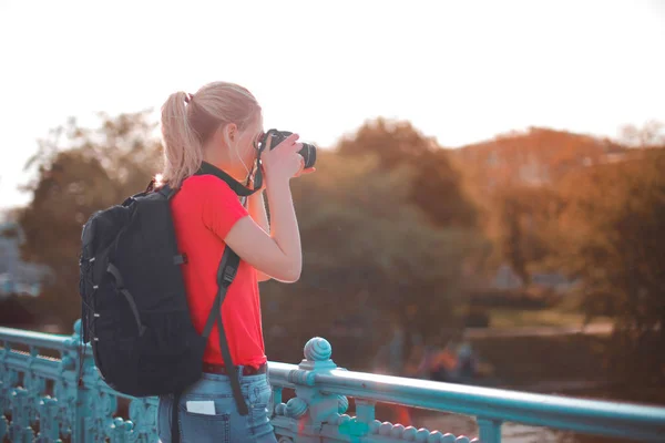 Jeune Fille Touristique Blonde Tenant Camara Prenant Des Photos Plein — Photo