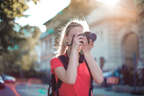Młody Turysta Blond Dziewczyna Biorąc Obraz Odkryty — Zdjęcie stockowe