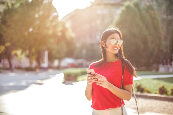 Chica Mensajes Texto Ciudad — Foto de Stock