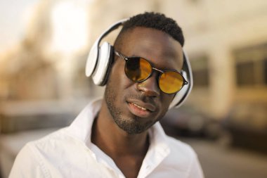 Adam kulaklıkla müzik dinleyin