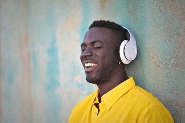Adam duvarda müzik dinlemek