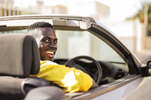 Hombre Conduciendo Coche Ciudad — Foto de Stock