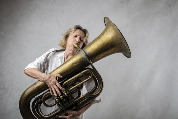 Starke Frau Die Trompete Spielt — Stockfoto