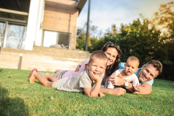 幸せな家族は草の上 — ストック写真