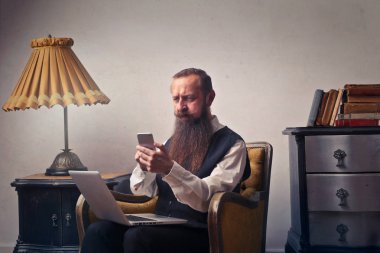 Telefonu olan uzun atlı bir adam.