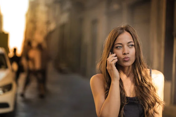 Kvinna Med Telefon Gatan — Stockfoto