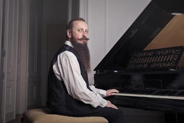 Beared Man Playing Piano — Stock fotografie