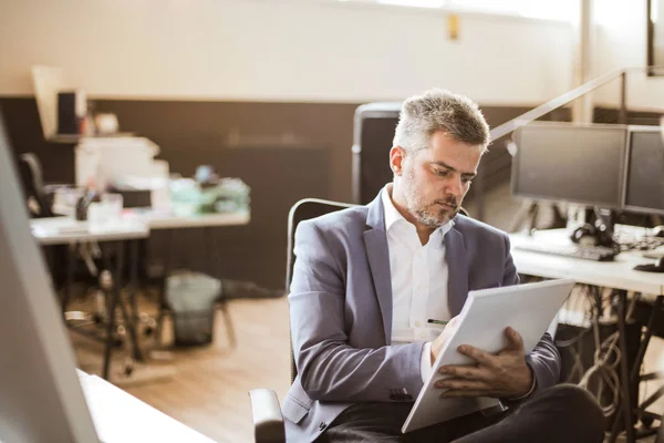 Geschäftsmann Arbeitet Büro — Stockfoto