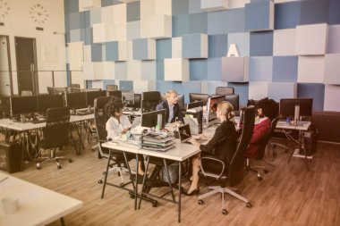 Ofiste çalışan bir grup