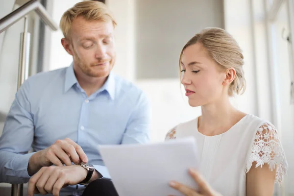 Collega Werken Aan Trap — Stockfoto