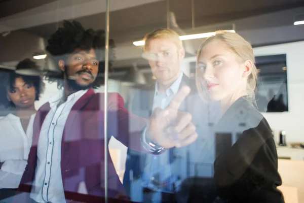 Los Compañeros Trabajo Hacen Plan — Foto de Stock