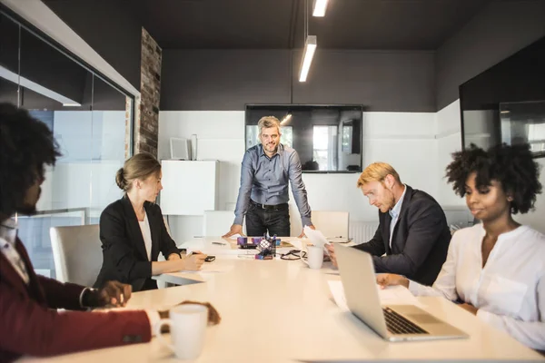 Eine Gruppe Von Mitarbeitern Hat Ein Wiedersehen — Stockfoto