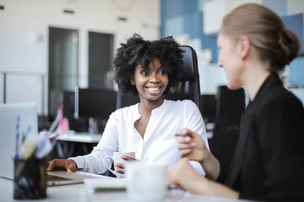 Collaboratori Sorridenti Ufficio — Foto Stock