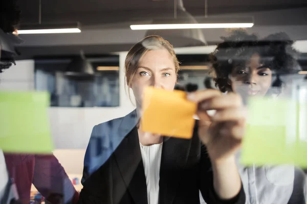 Colaborador Con Post — Foto de Stock