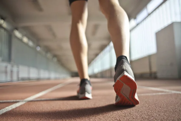 Athlète Homme Marche Dans Salle Gym Intérieure — Photo