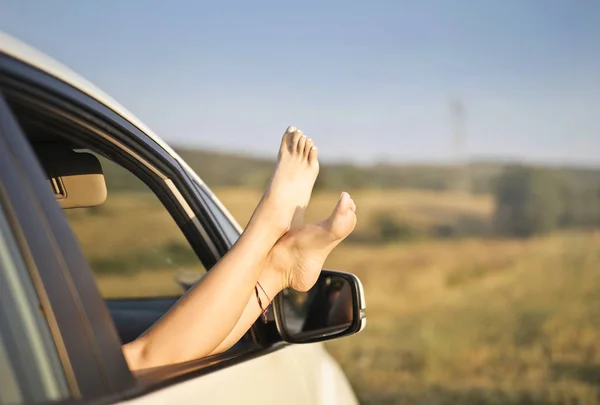 Piernas Mujer Joven Ventana Del Coche Disfrutando Libertad — Foto de Stock