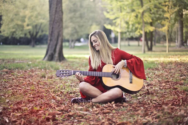 Woman Playing Guitar Forest — 스톡 사진