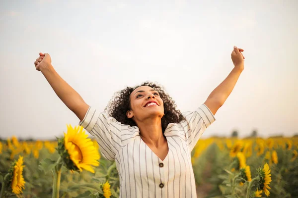 Beautiful Black Woman Enjoying Freedom Sunflower Field — Stok fotoğraf