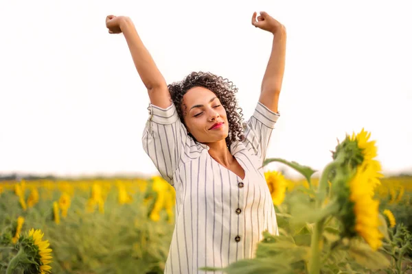 Beautiful Black Woman Enjoying Freedom Sunflower Field — Stok fotoğraf