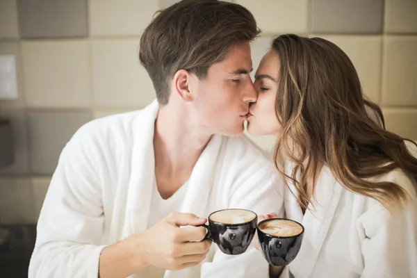 Paar Küsst Sich Morgen — Stockfoto