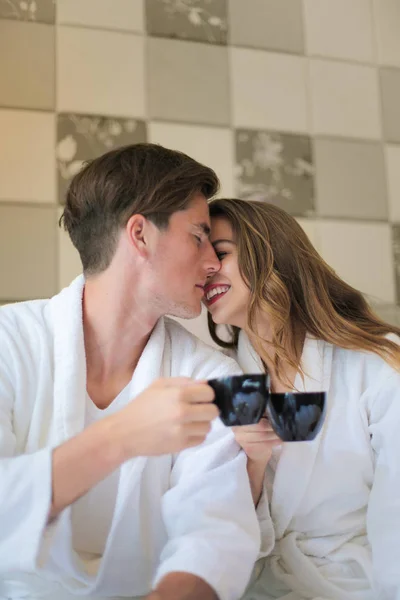 Verliebtes Paar Mit Heißen Getränken Bett — Stockfoto