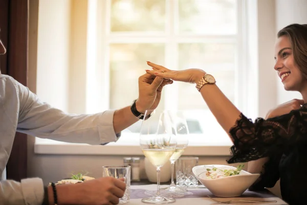 Uomo Proponendo Sua Ragazza Matrimonio — Foto Stock