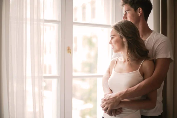 Jovem Casal Olhando Pela Janela — Fotografia de Stock