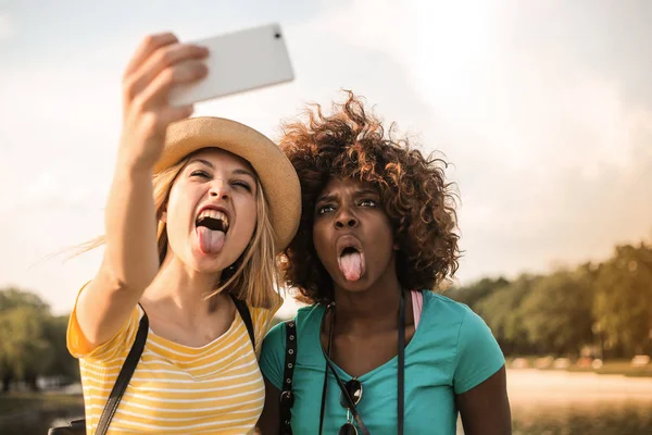 Jovens Tomando Selfies Engraçadas — Fotografia de Stock