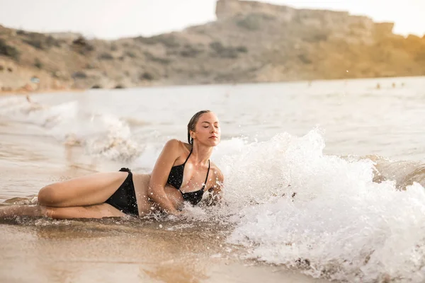 Jonge Vrouw Het Strand — Stockfoto