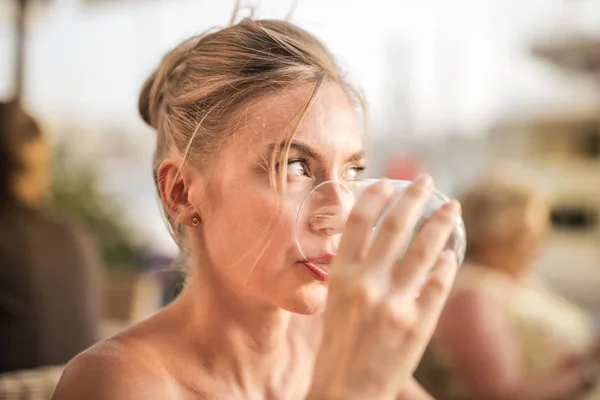 Donna Che Beve Acqua Pulita — Foto Stock